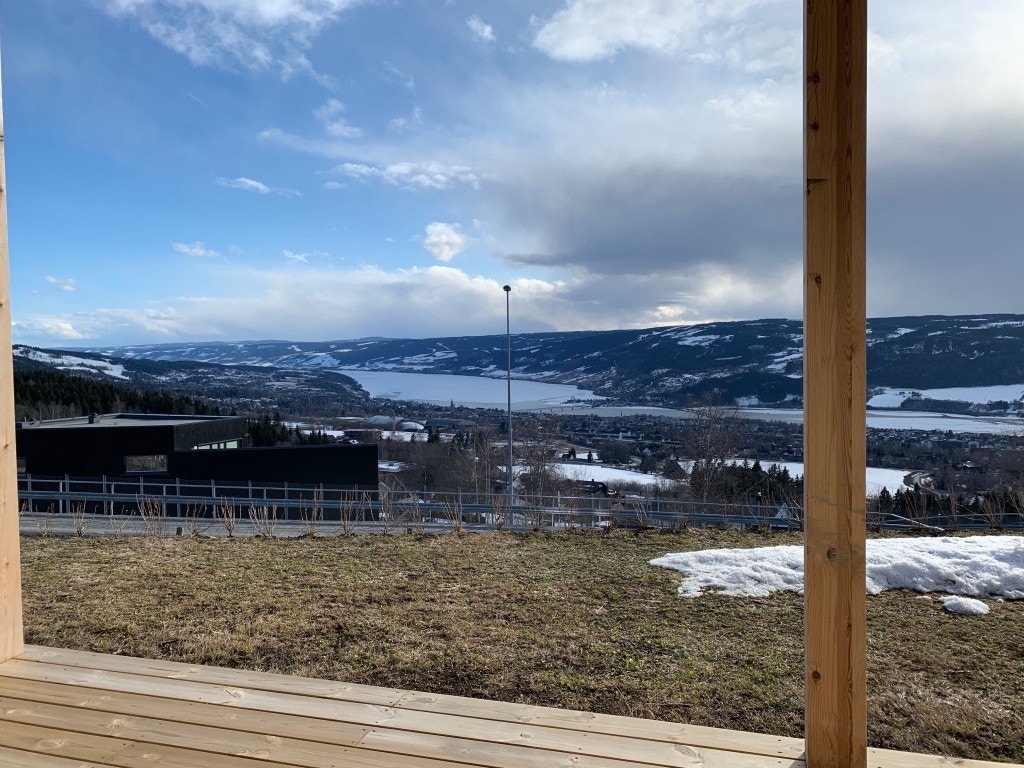 Utsikt sørover fra platting, god solgang Galleribilde