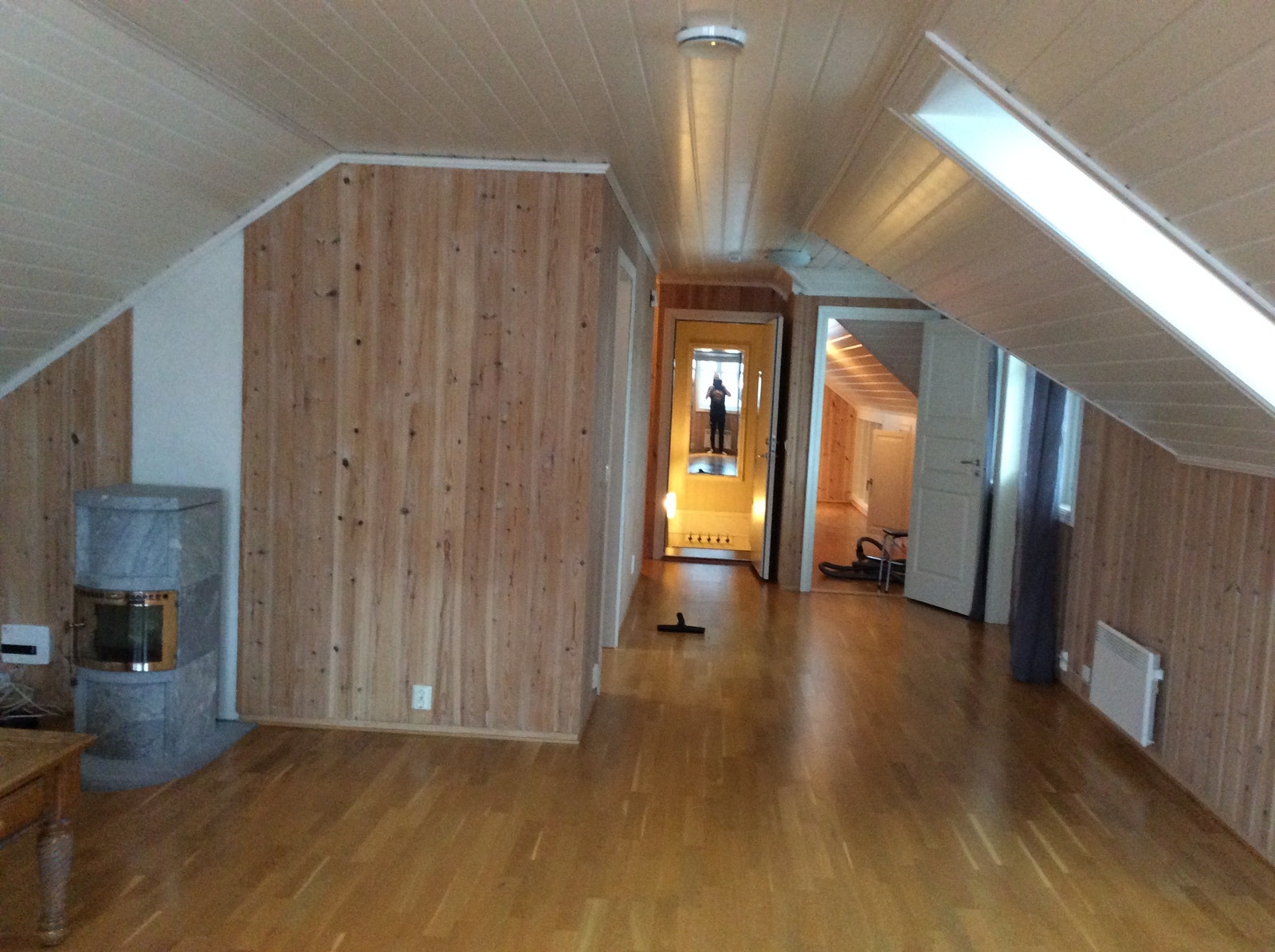Stue med kakkelovn mot gang og gjesterom/kontor.Lave strømutgifter. Galleribilde
