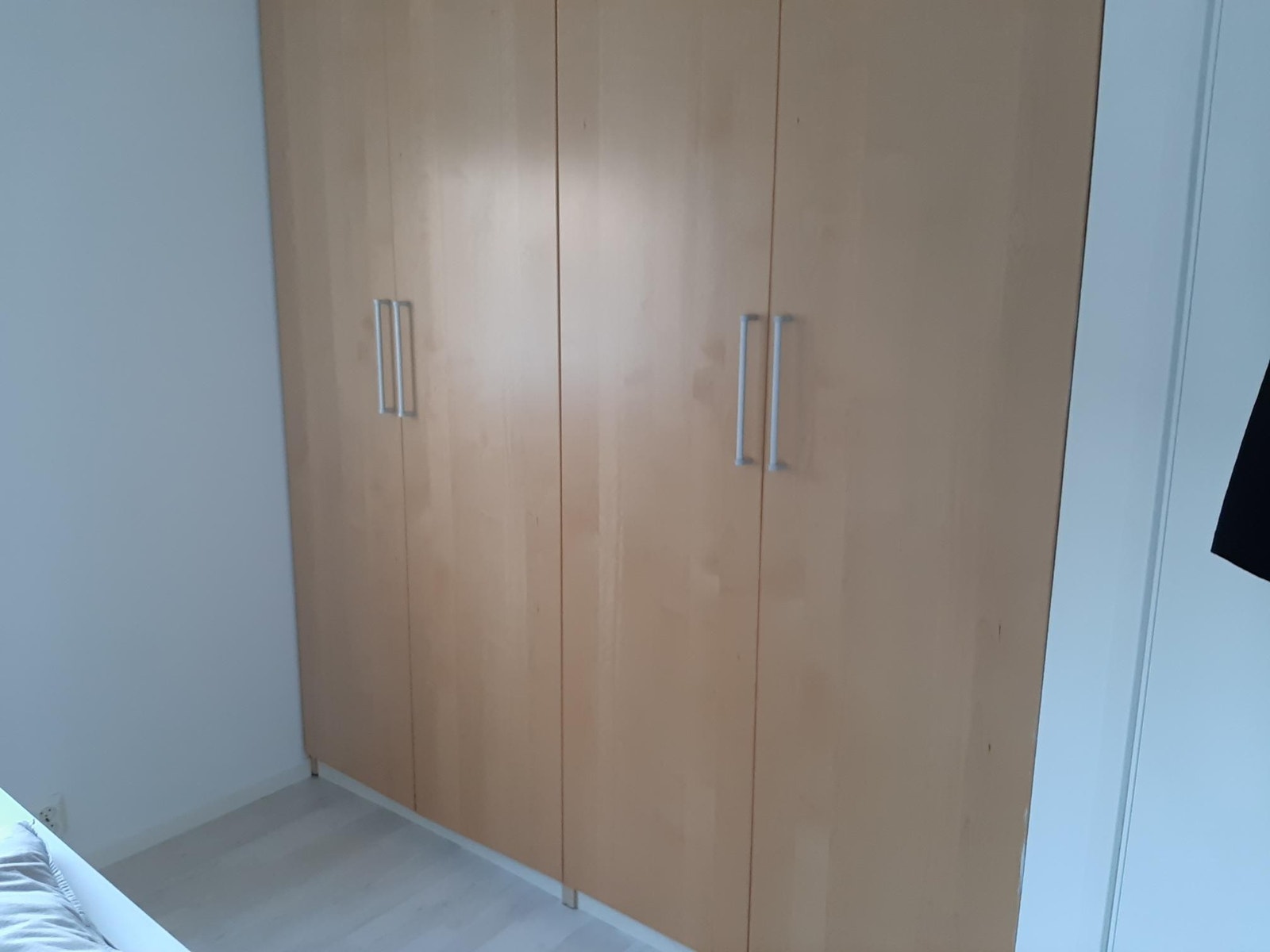 Hoved soverom; Dobbel garderobe skap og god lagringsplass. Galleribilde