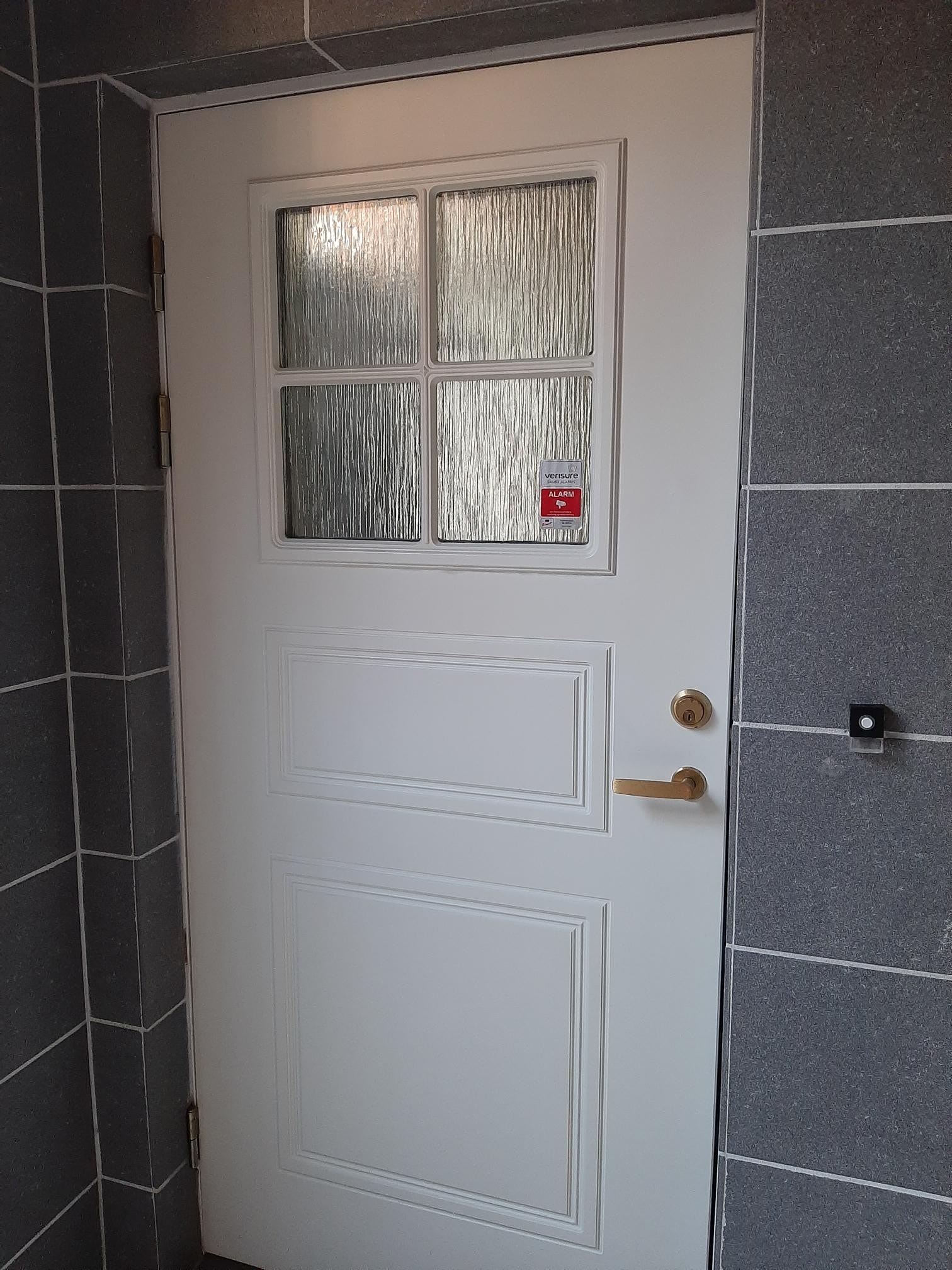 Flott fliselagt inngang. Galleribilde
