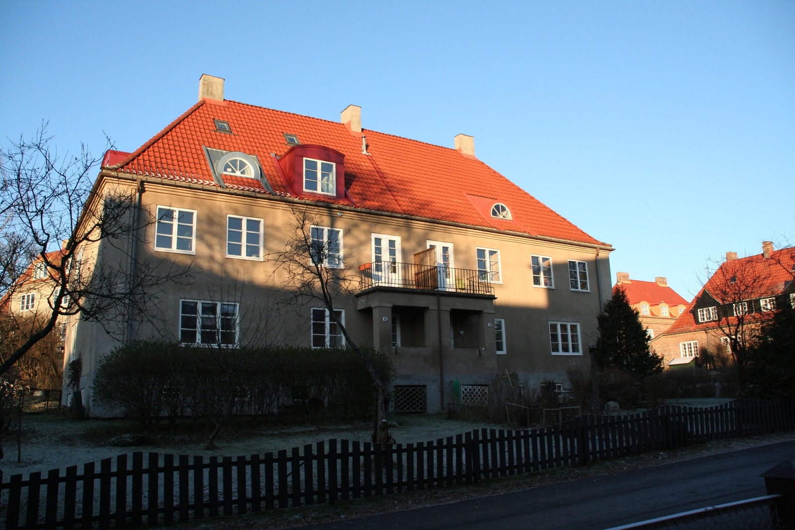 Fasaden i vålveien 10 (vindu hovedrom er den store arken på taknivå) Galleribilde