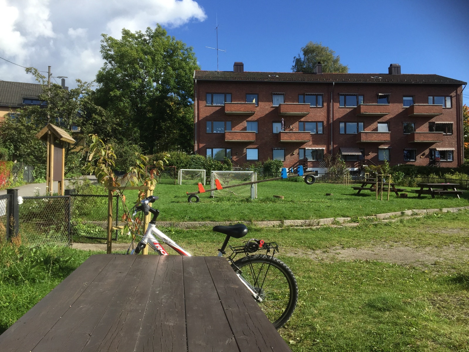 Gård med 12 leiligheter og 2 innganger Galleribilde