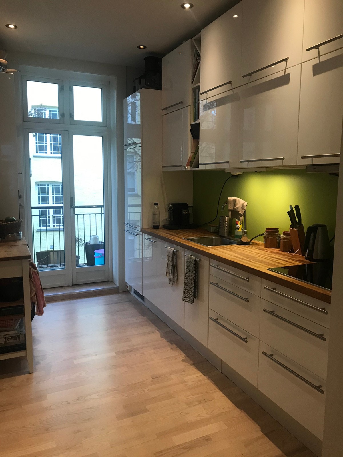 Kjøkken med utgang til balkong Galleribilde