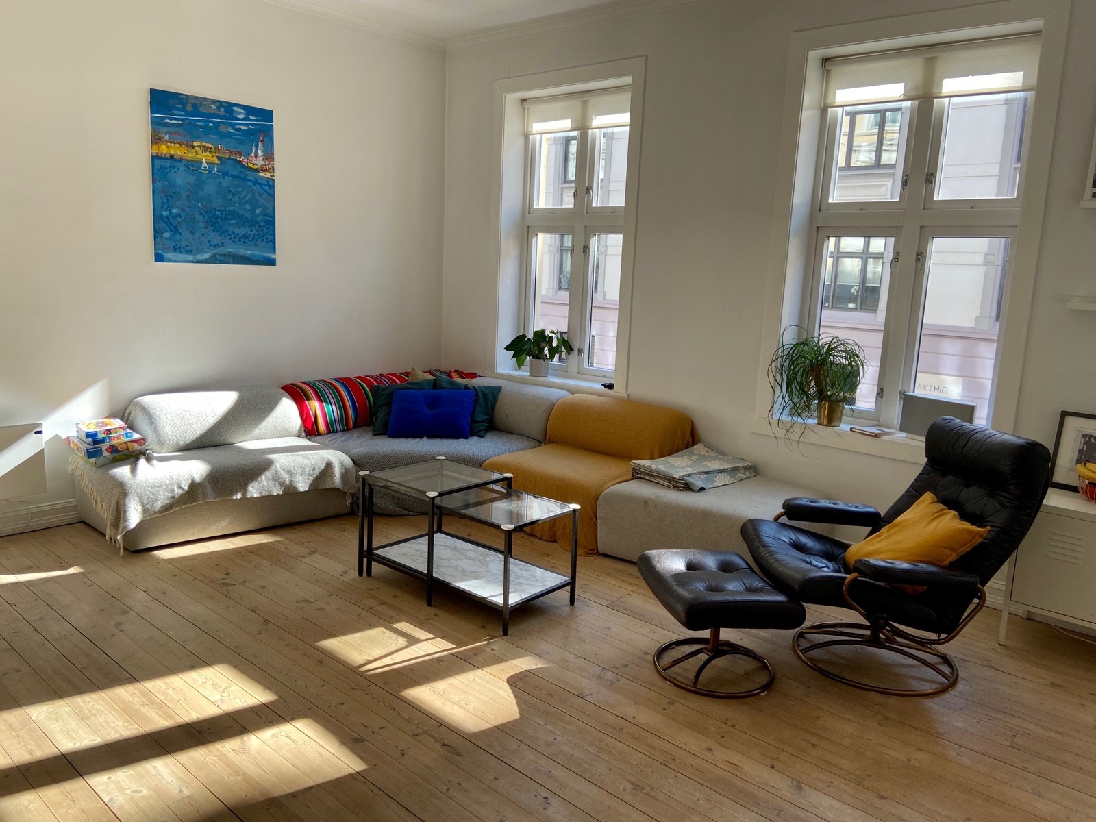 Stor stue med god plass til sofa, TV og spisebord Galleribilde