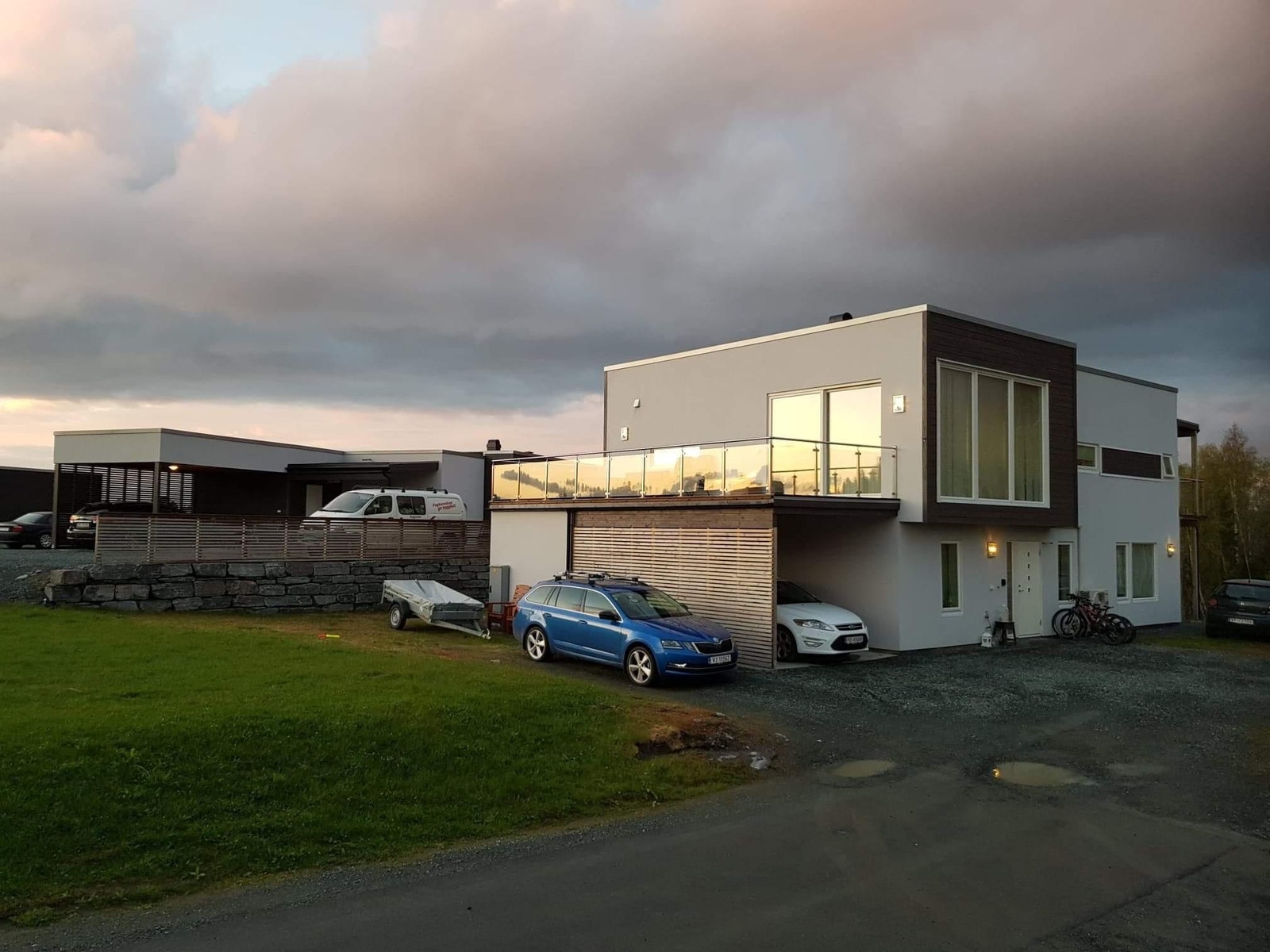 Parkering/Huset utsiden Galleribilde