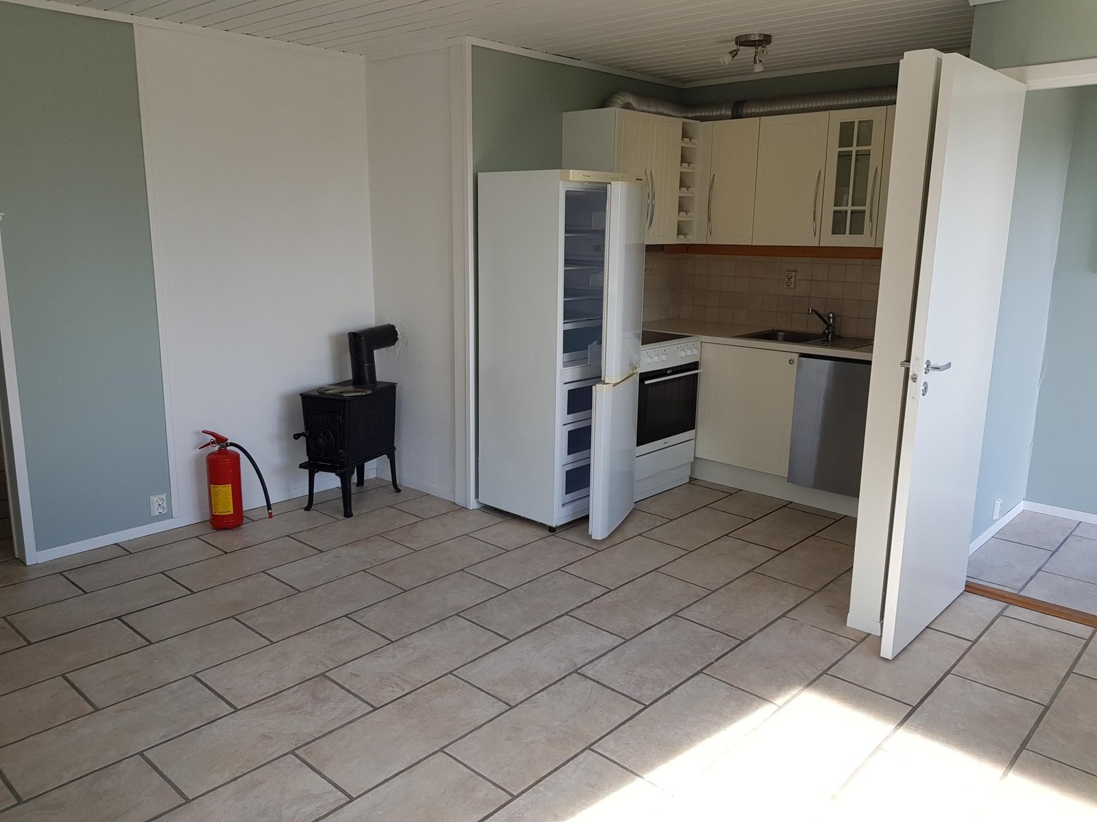 Stue med kjøkkenkrok Galleribilde