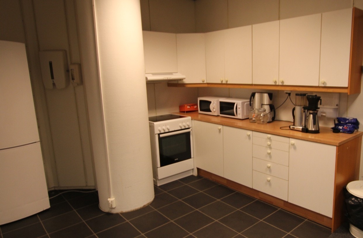 Spiserom med kjøkken og skap Galleribilde