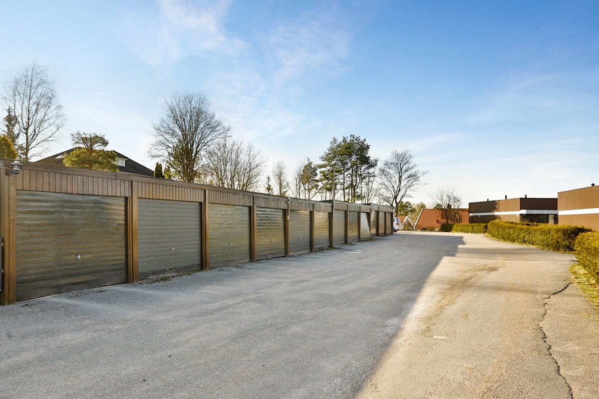 Det følger egen garasje i felles garasjerekke. El. drevet port med fjernkontroll Galleribilde