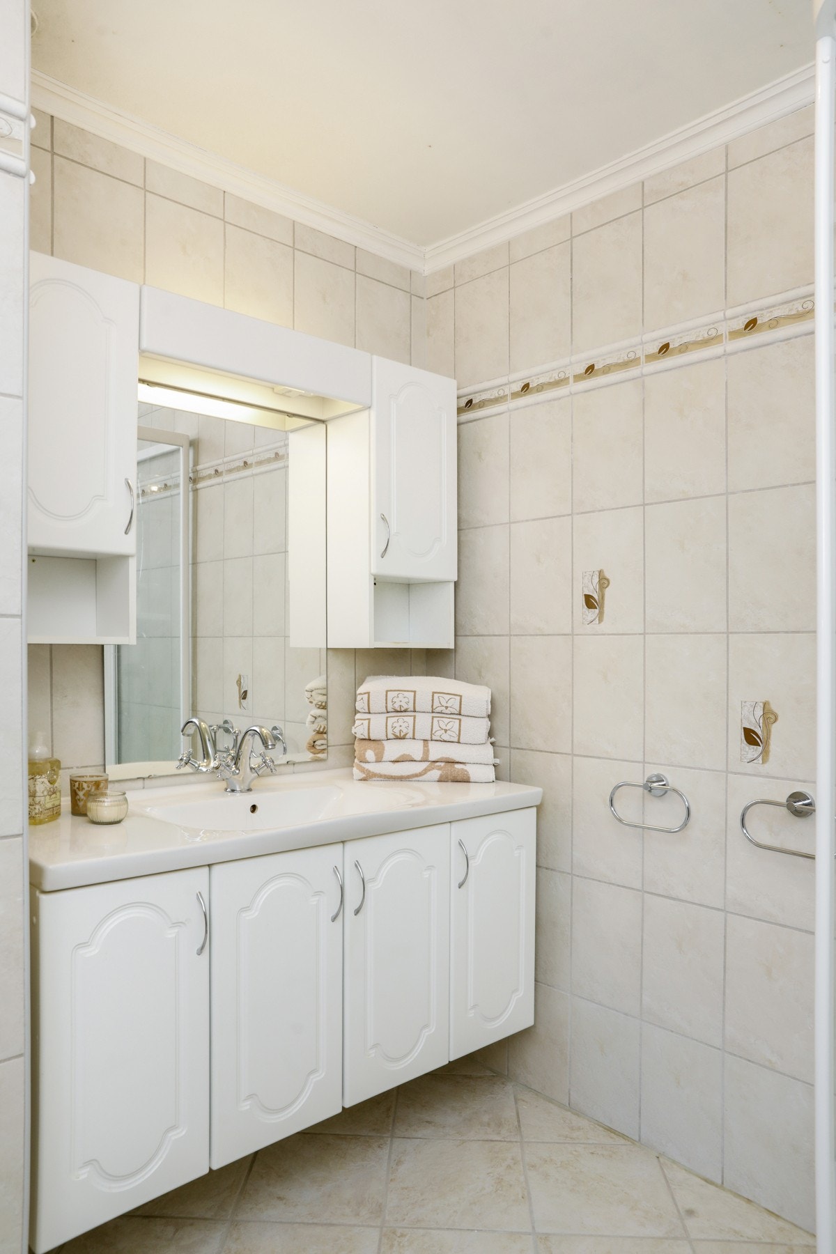 Tidløs hvit baderomsinnredning Galleribilde