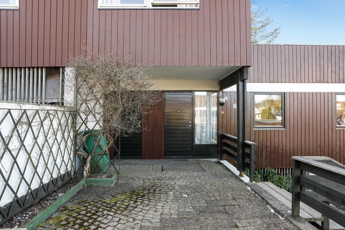 Elegant inngansparti med uteplass Galleribilde