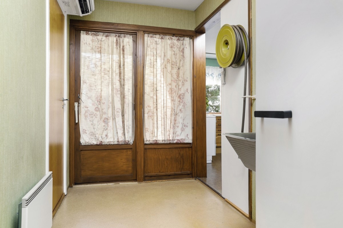 Vaskerom med utgang til overbygd tørkeplass Galleribilde