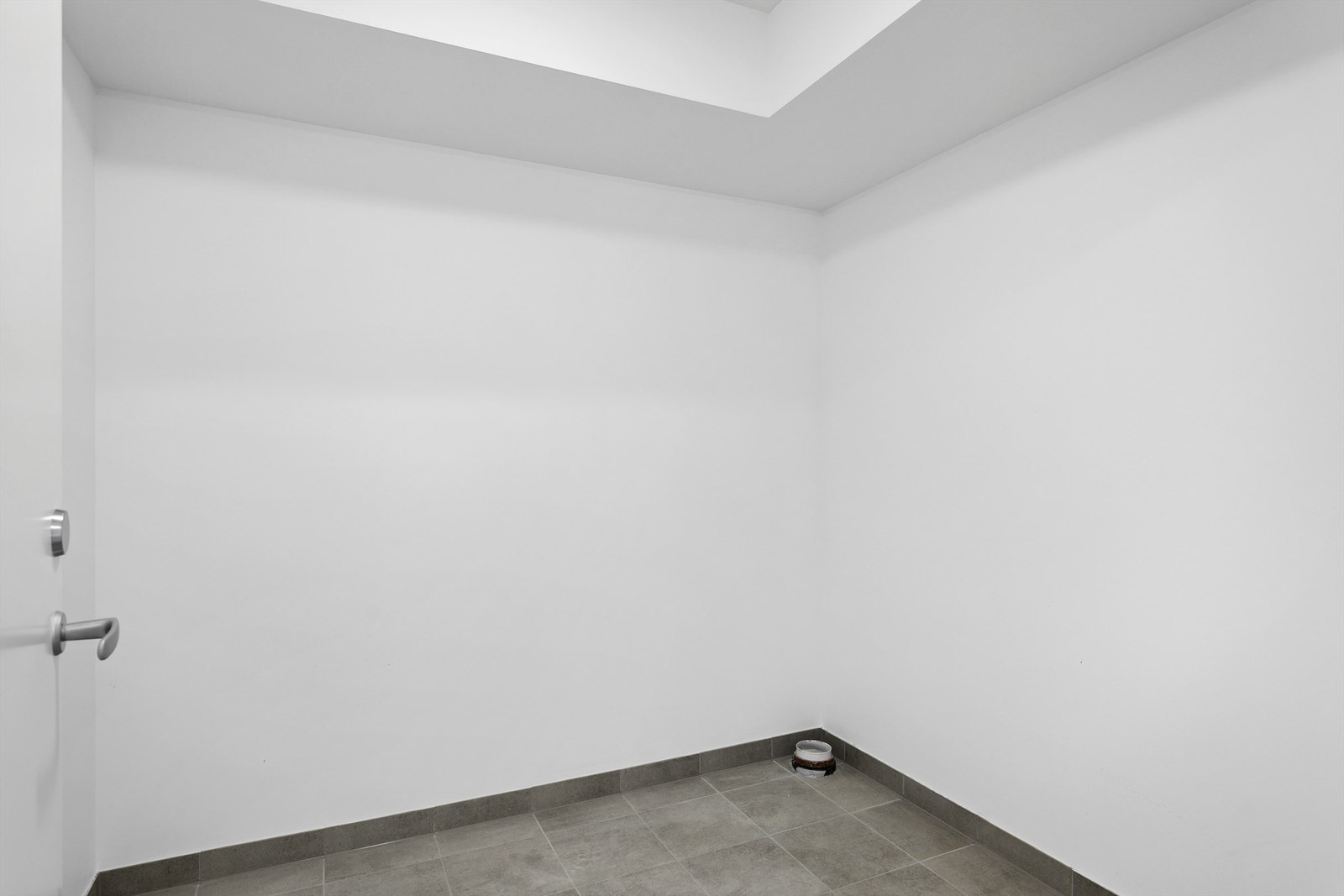 Stor, romslig oppvarmet bod innenfor garasjen Galleribilde