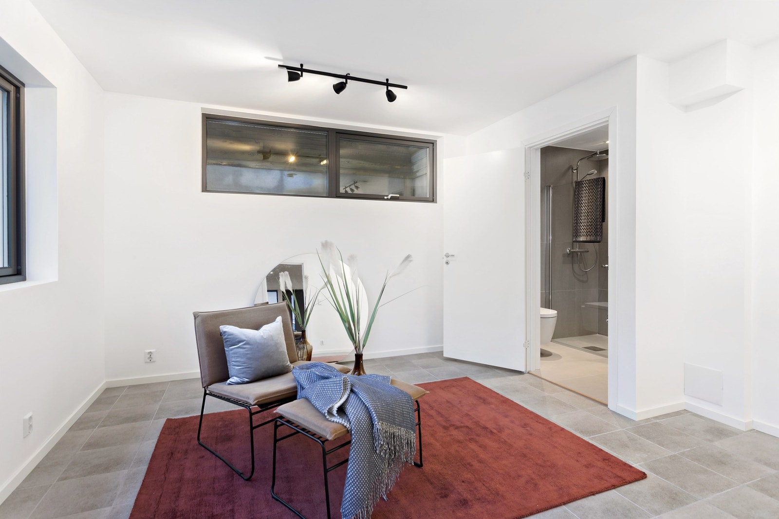 TV-stue eller "Master bedroom" med inngang til eget baderom Galleribilde