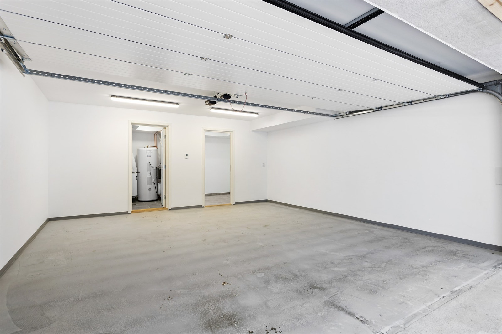 Integrert dobbelgarasje med to boder og motorisert leddport. Opplegg for EL-billading med egen stikk Galleribilde
