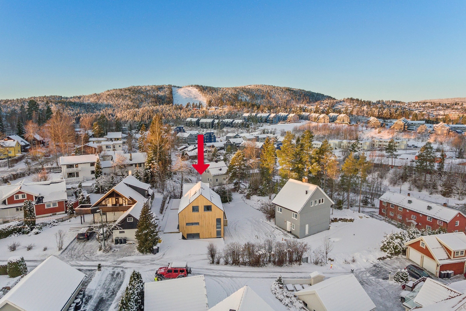 Meget attraktiv beliggenhet med kort vei til fine turområder - her med Vardåsen skisenter i bakkant Galleribilde