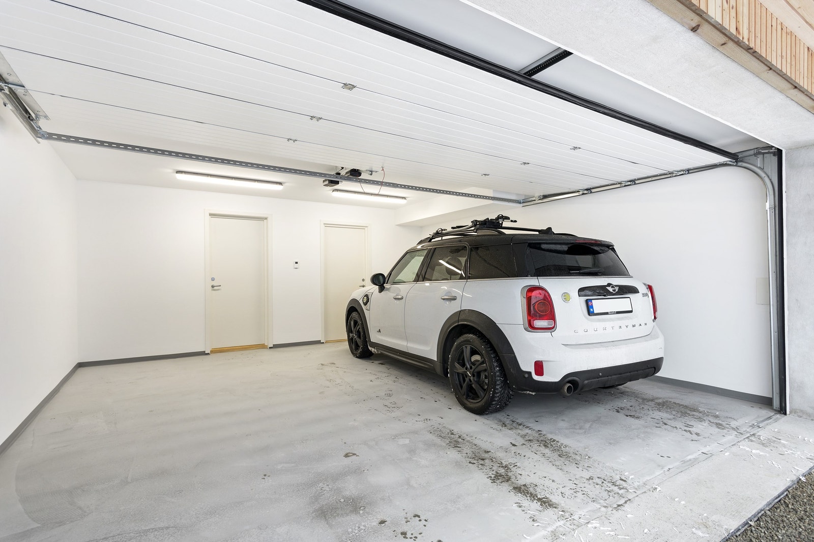 God plass til to vanlige personbiler Galleribilde