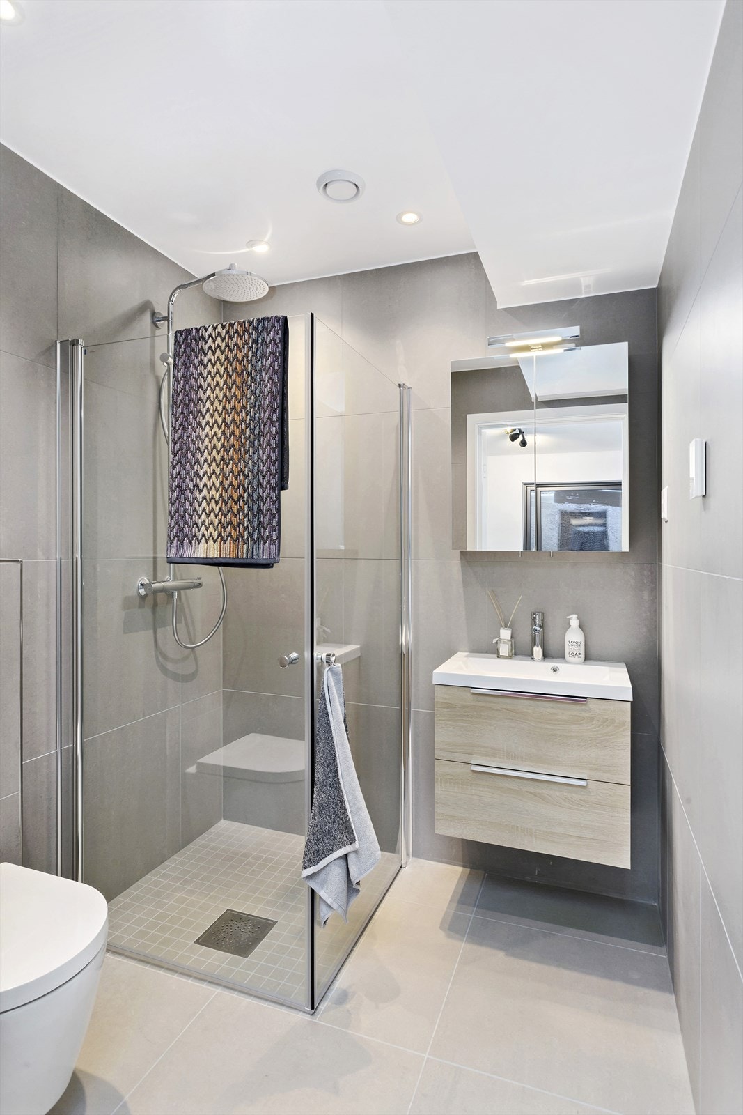 Lekkert bad med inngang fra TV-stuen/Master bedroom Galleribilde