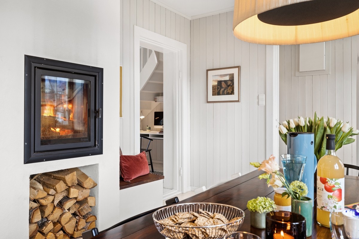 Den moderne peisovnen gir varme og hygge på kjøkkenet. Galleribilde