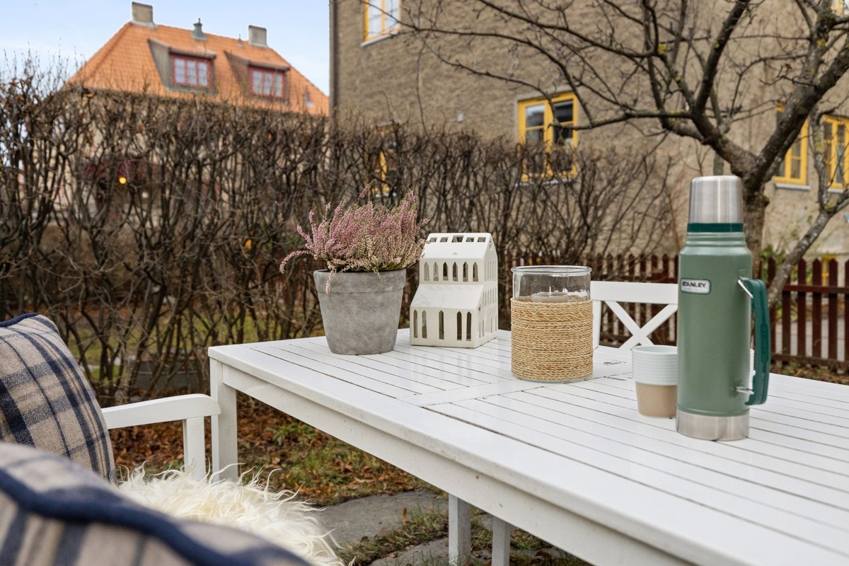 Med fine solforhold og god plass til familie og venner, ligger alt til rette for at vår- og sommerhalvåret kan nytes her ute. Galleribilde