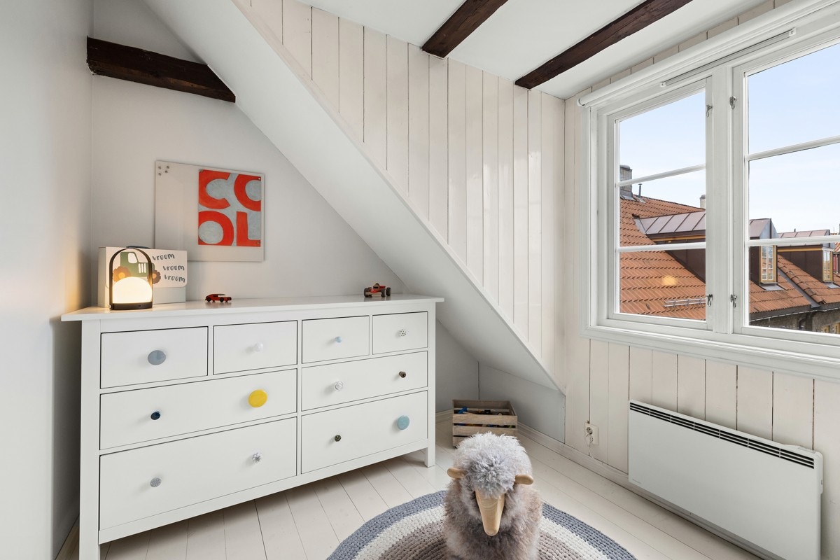 Rommet er i dag innredet med seng og kommode for oppbevaring. Galleribilde