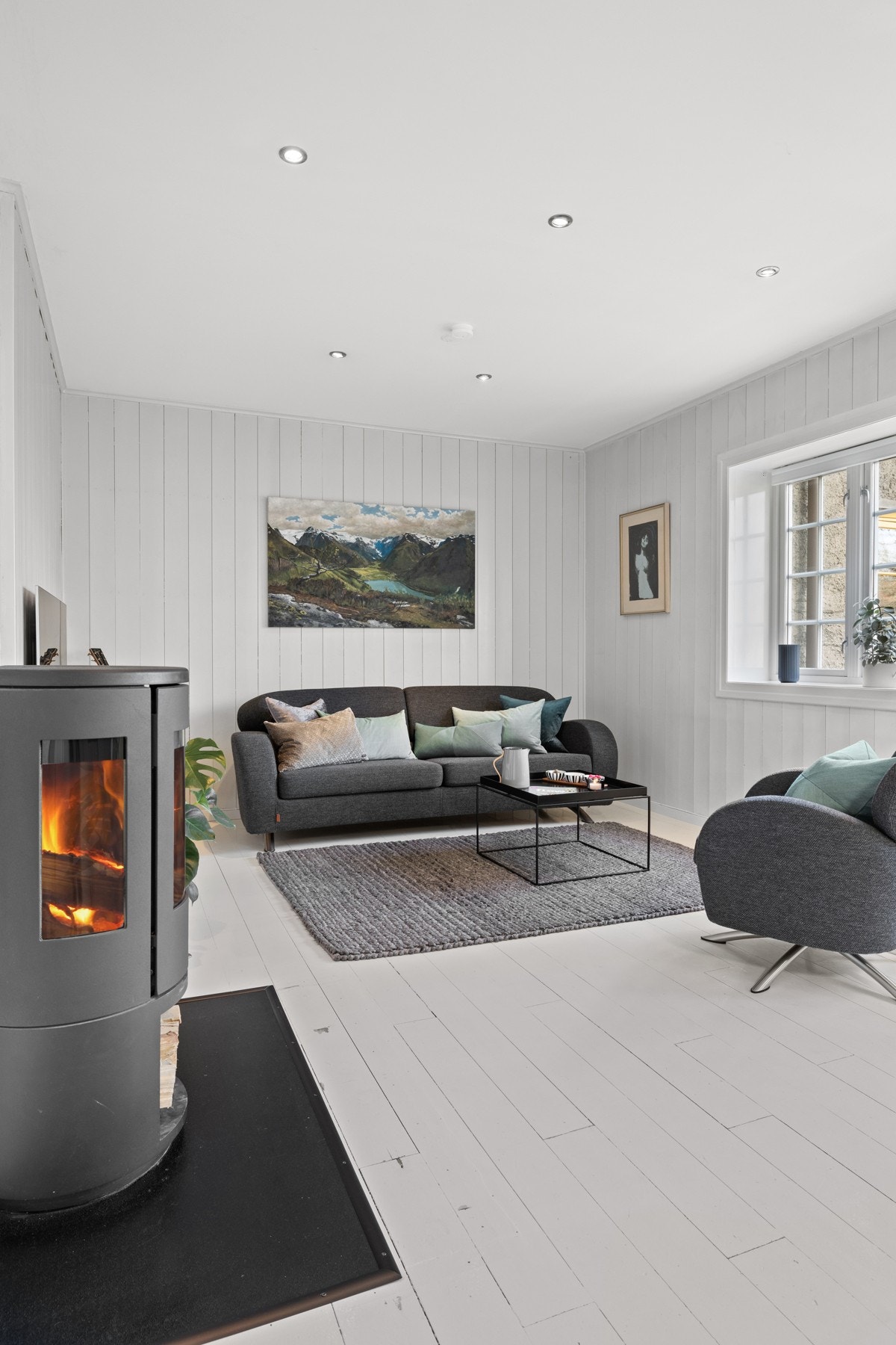 Stuens gode romløsning gir plass til sofagruppe, bord og tv-benk. Galleribilde