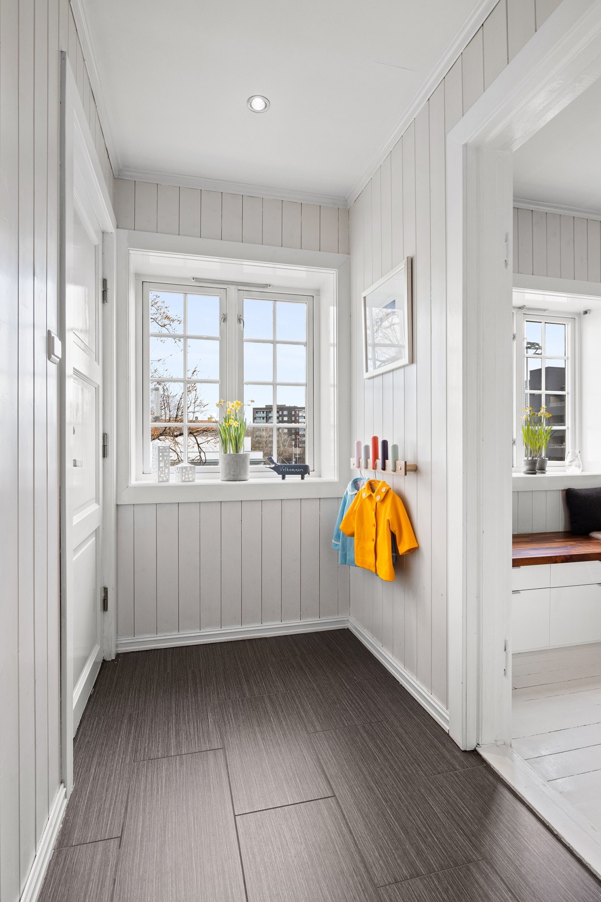 Entreen oppleves lys og innbydende med hvitmalte vegger og flislagt gulv med underliggende gulvvarme. Galleribilde