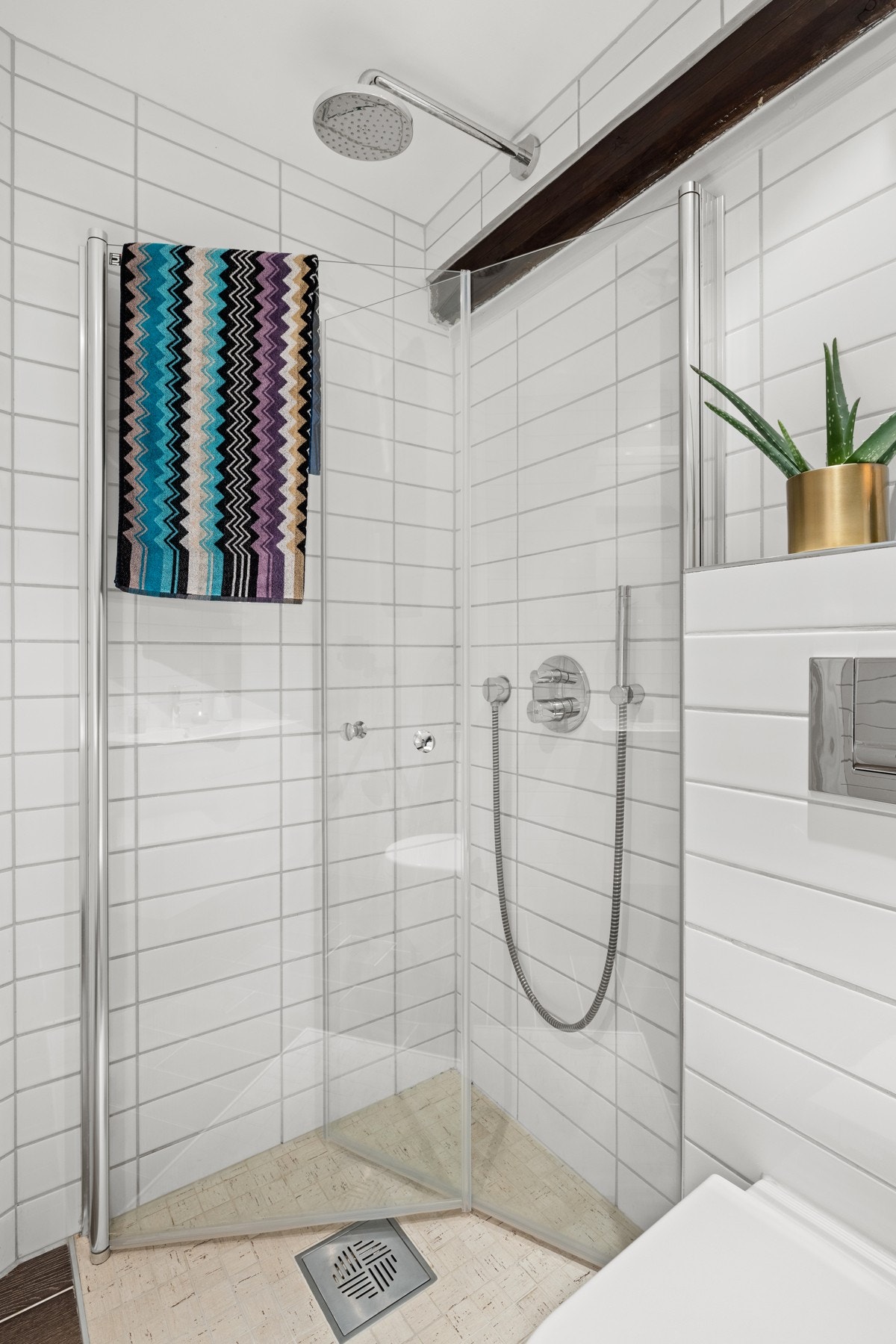 Inspeksjons-luke i badekar, bak vaskemaskin. Nyere plastsluk med klemringløsning for gulvmembran. Hovedsluk, samt hjelpesluk i dusjsone. Galleribilde