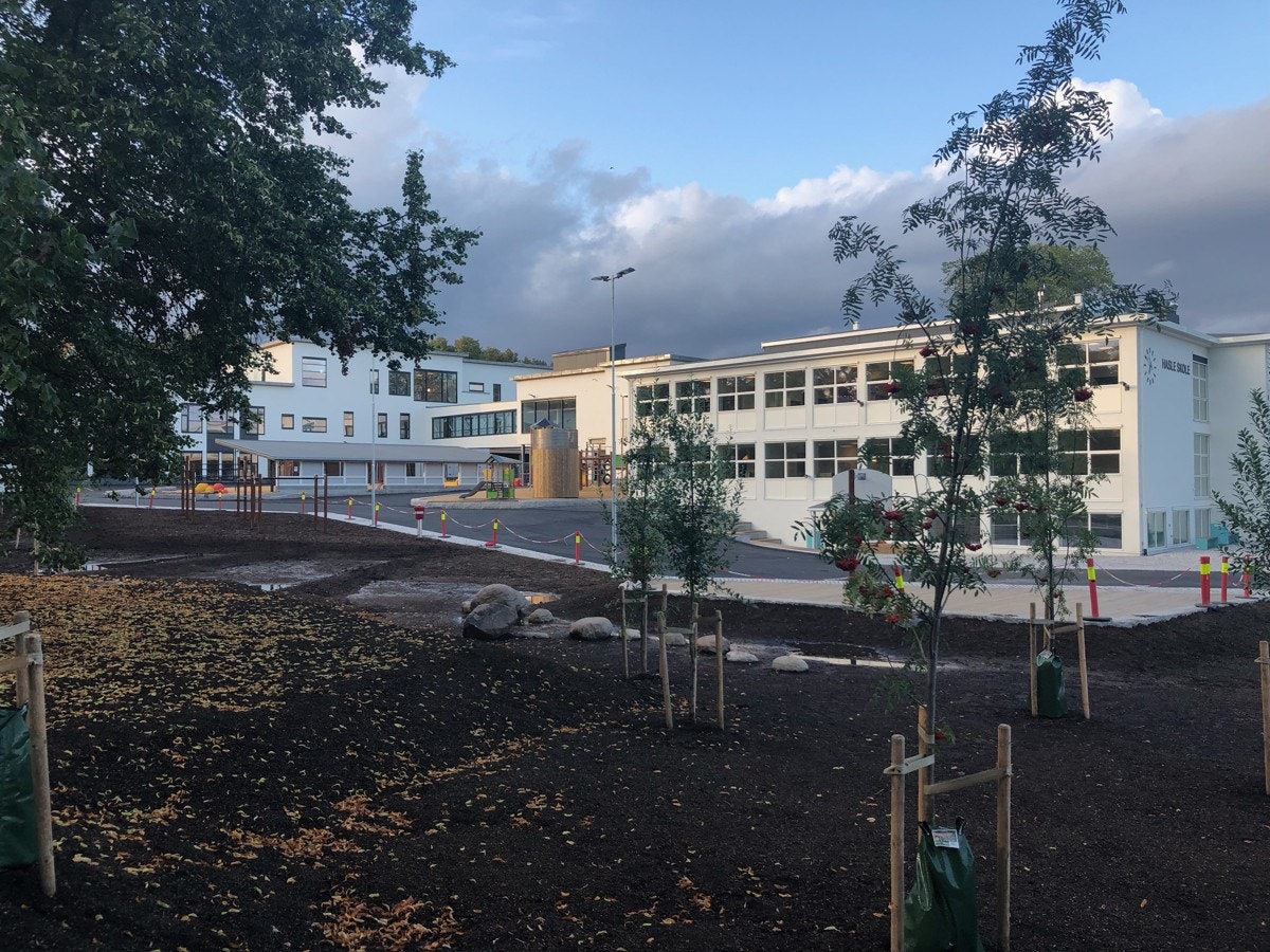 Med kort gangavstand fra boligen kommer barna seg enkelt til skolen. Galleribilde