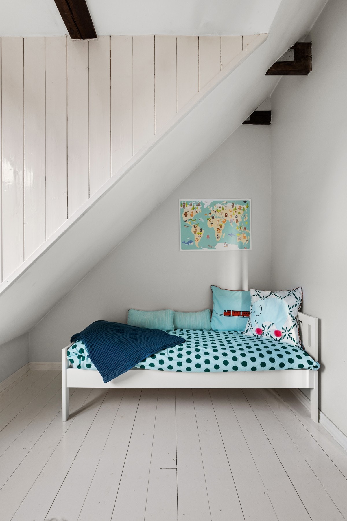 Soverom nr. to med plass til seng og skap - perfekt som barnerom. Galleribilde