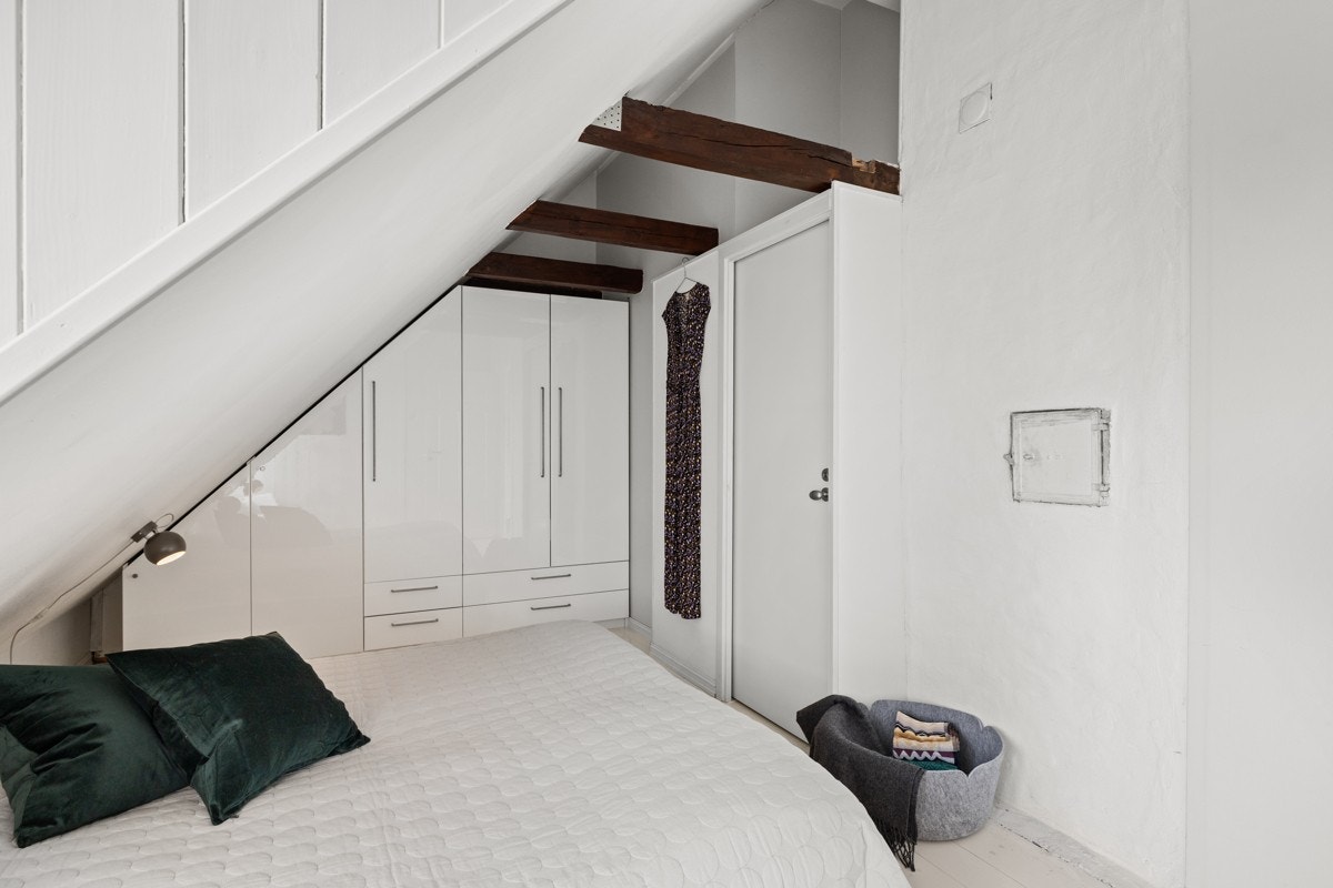 Plassbygget garderobeløsning gir god lagringsplass. Galleribilde