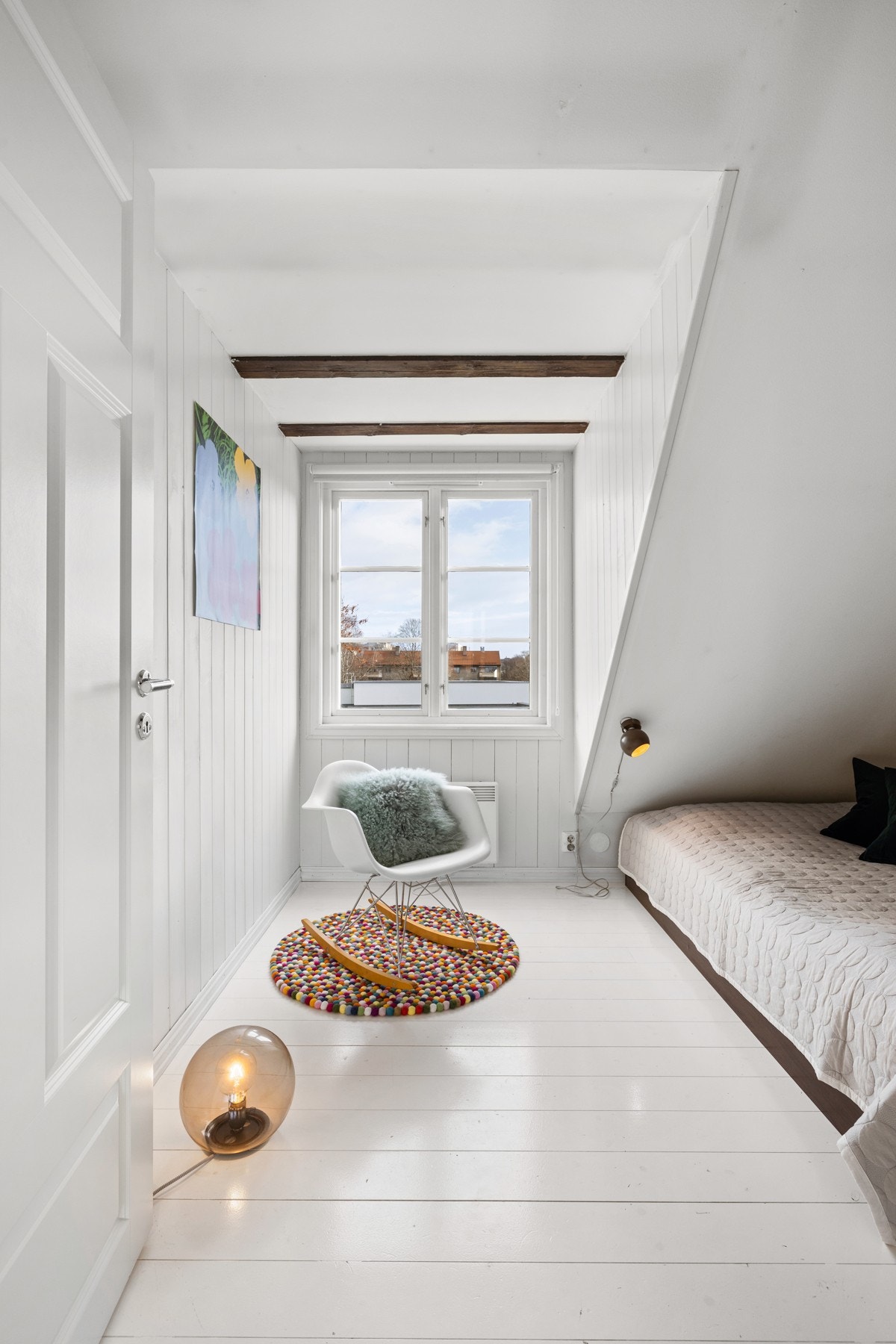 Boligen har i alt tre gode soverom. Hovedsoverommet er lyst og innbydende. Galleribilde