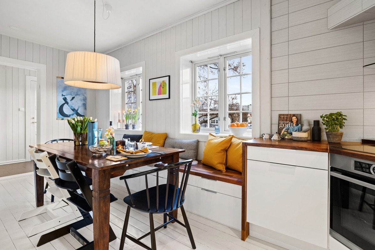 Det er også etablert en plassbygget sittebenk med lagringsplass langs den ene veggen på kjøkkenet. Galleribilde