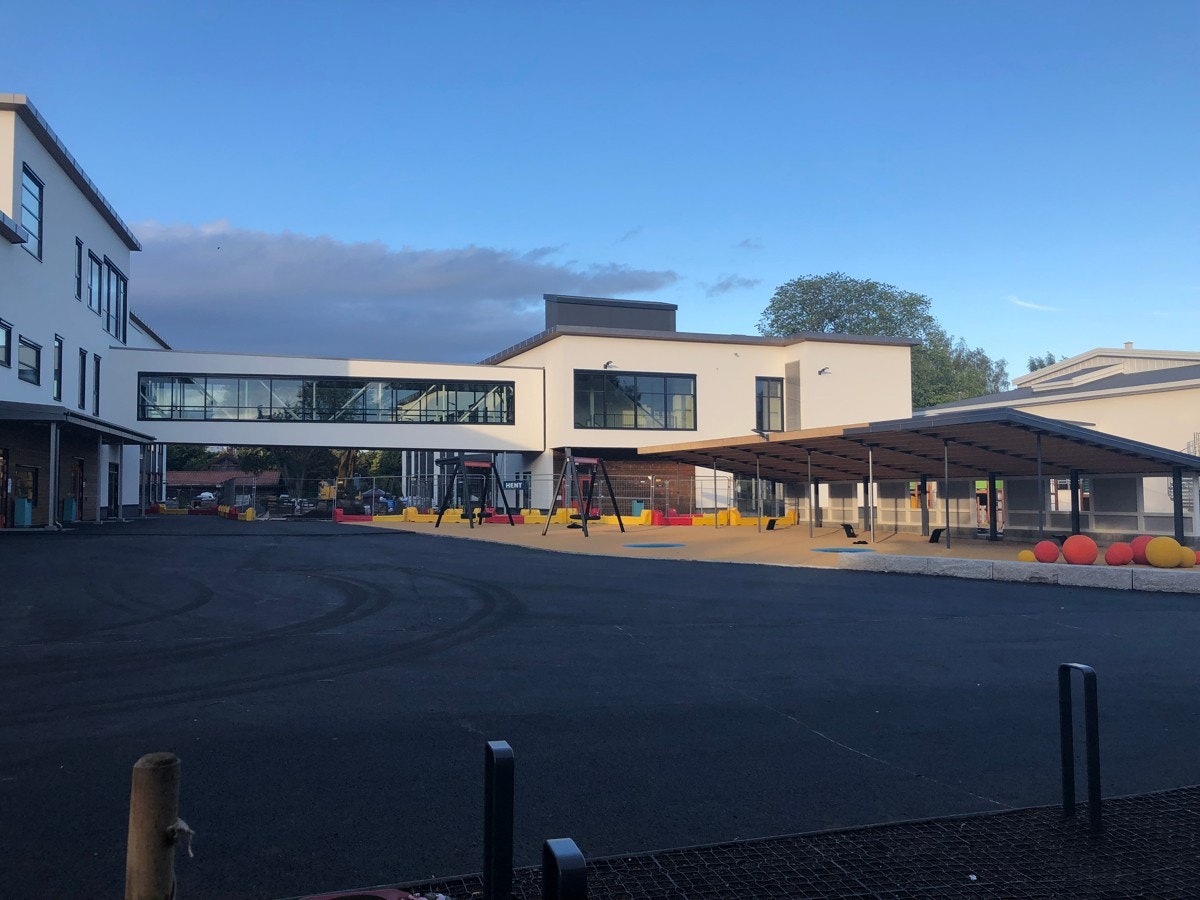 Etter to år med renovering står endelig Hasle skole ferdig og det er klart for å ta i mot gamle og nye elever. Galleribilde