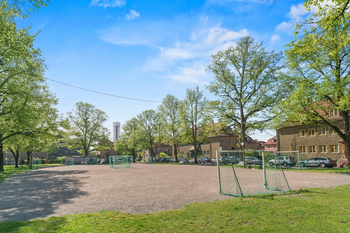 Fotballbane rett utenfor døra. Galleribilde