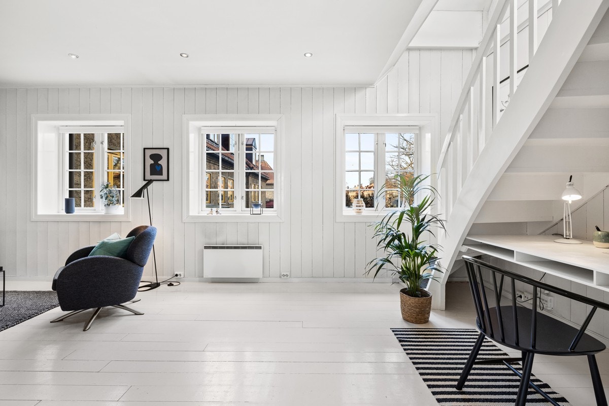 Drømmer dere om en lys og lekker bolig over to etasjer med egen uteplass i sjarmerende Lille Tøyen Hageby? Ønsker dere en praktisk bolig med god, gjennomgående planløsning - hvor dere samtidig kan gå til alt av byens spennende fasiliteter? Galleribilde