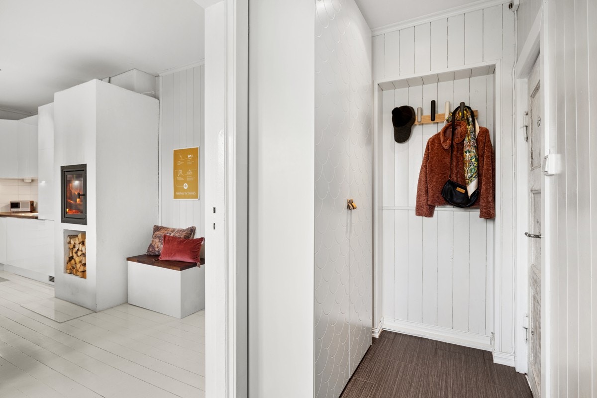 Romslig entré med plass til yttertøy og sko. Praktiske hylleløsninger, samt stort garderobeskap som strekker seg fra gulv til tak gir god oppbevaringsplass. Galleribilde