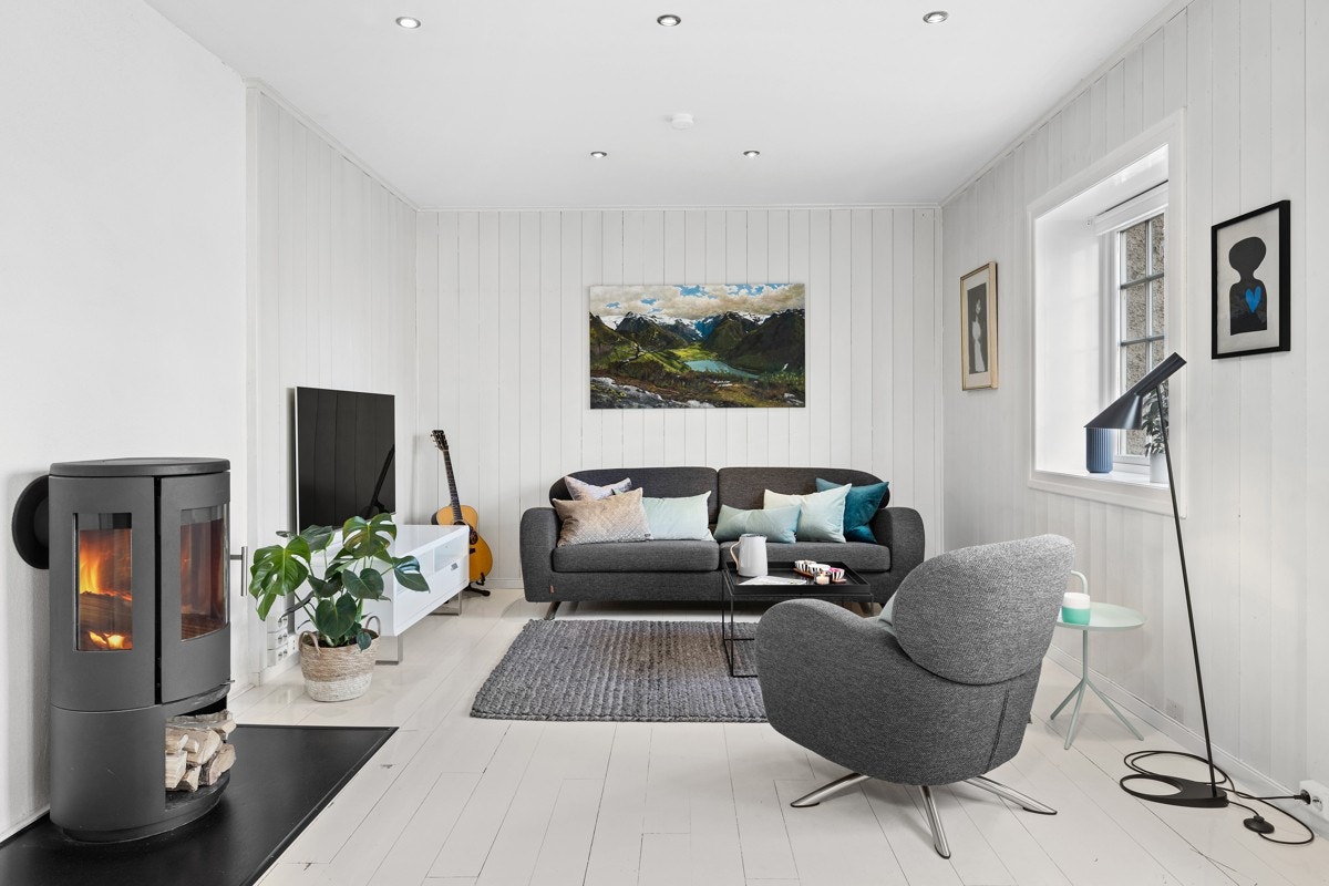 Stuen er et lyst og sosialt oppholdssted med god plass til hele familien. Galleribilde