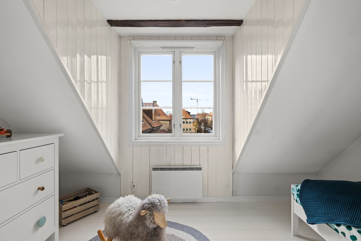 Takark sørger for at rommet oppleves lyst og romslig. Galleribilde