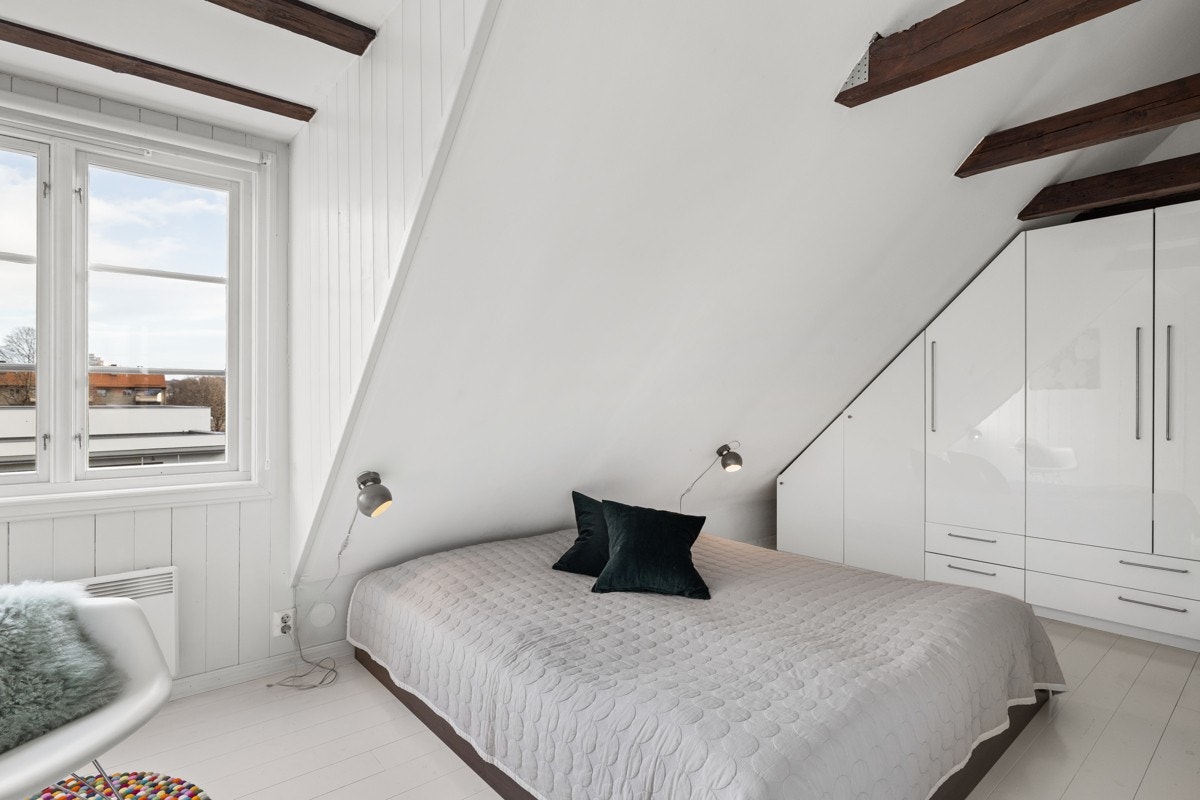 Rommets størrelse gir plass til dobbeltseng med tilhørende nattbord. Takark og takbjelker setter sitt preg på soverommet. Galleribilde