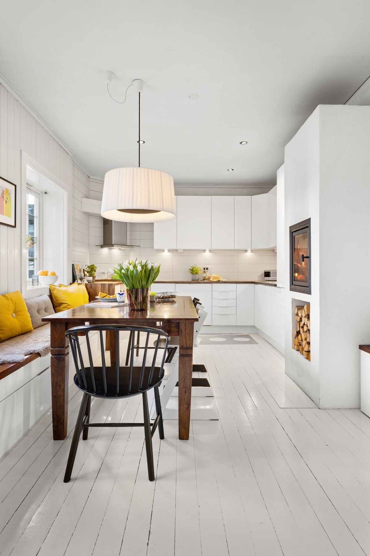 Kjøkkenet er romslig, lyst og innbydende med en stilren kjøkkeninnredning fra IKEA. Det er godt med oppbevaringsplass i skuffer og skap, noe som gjør det enkelt å holde orden. Galleribilde