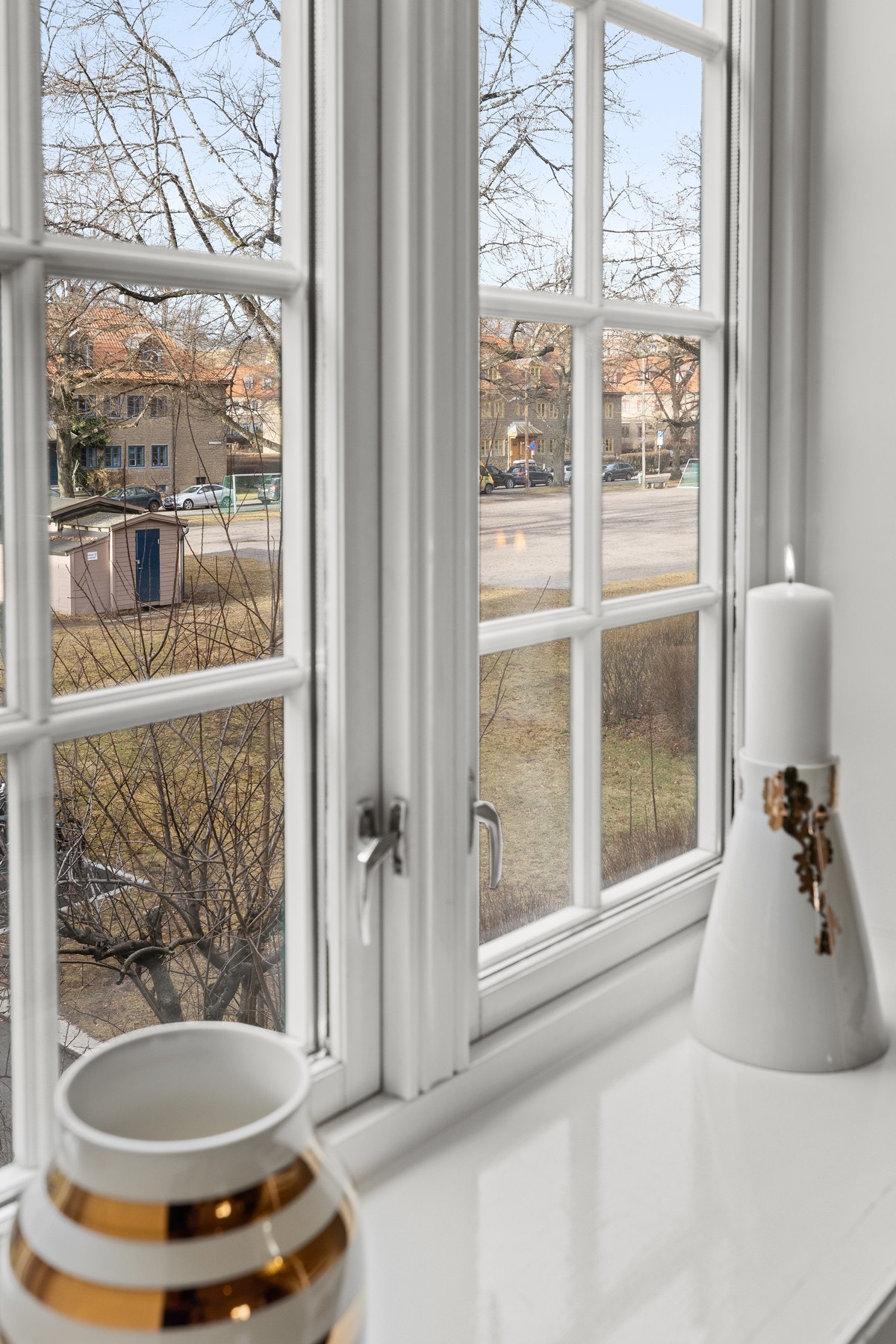 Store vindusflater med dype karmer slipper inn godt med naturlig lys. Galleribilde