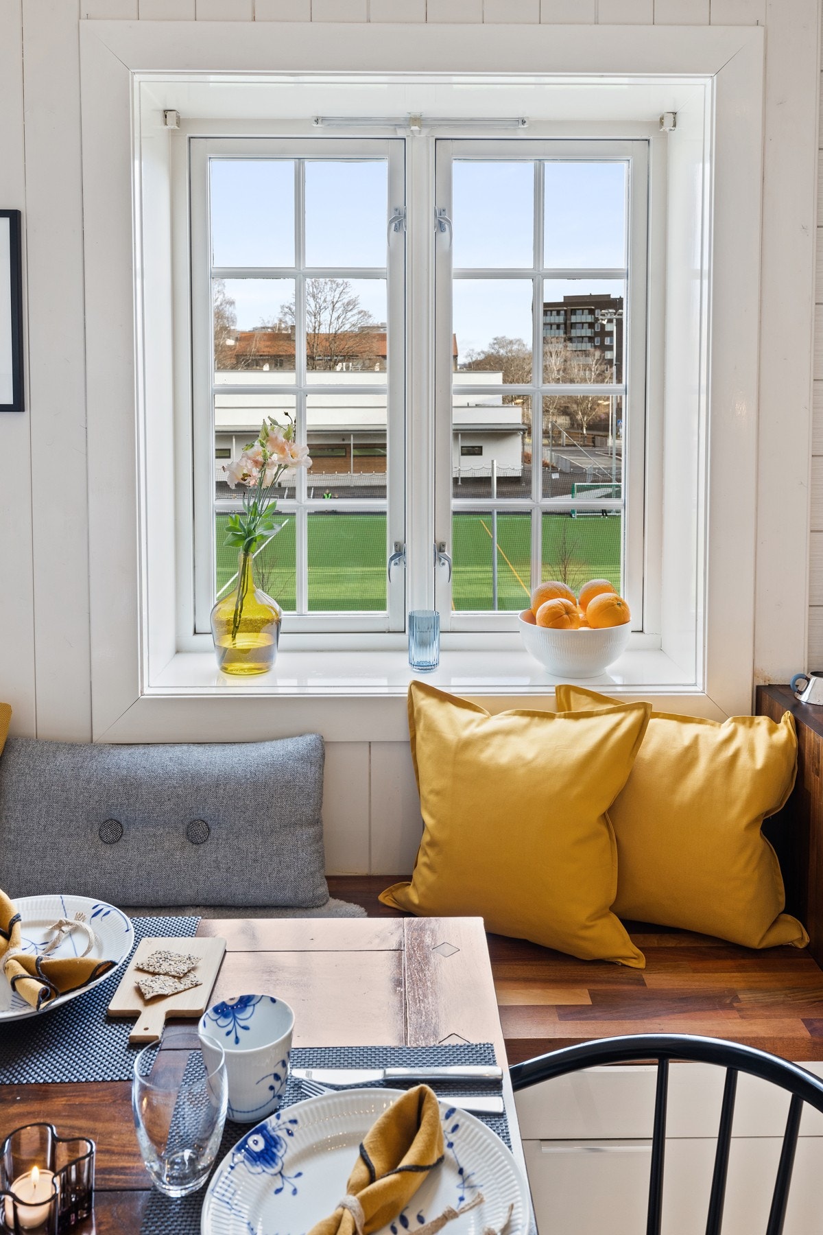 De store vindusflatene med dype karmer gir mye lys, så vel som hyggelig utsyn mot Hasle skole. Galleribilde