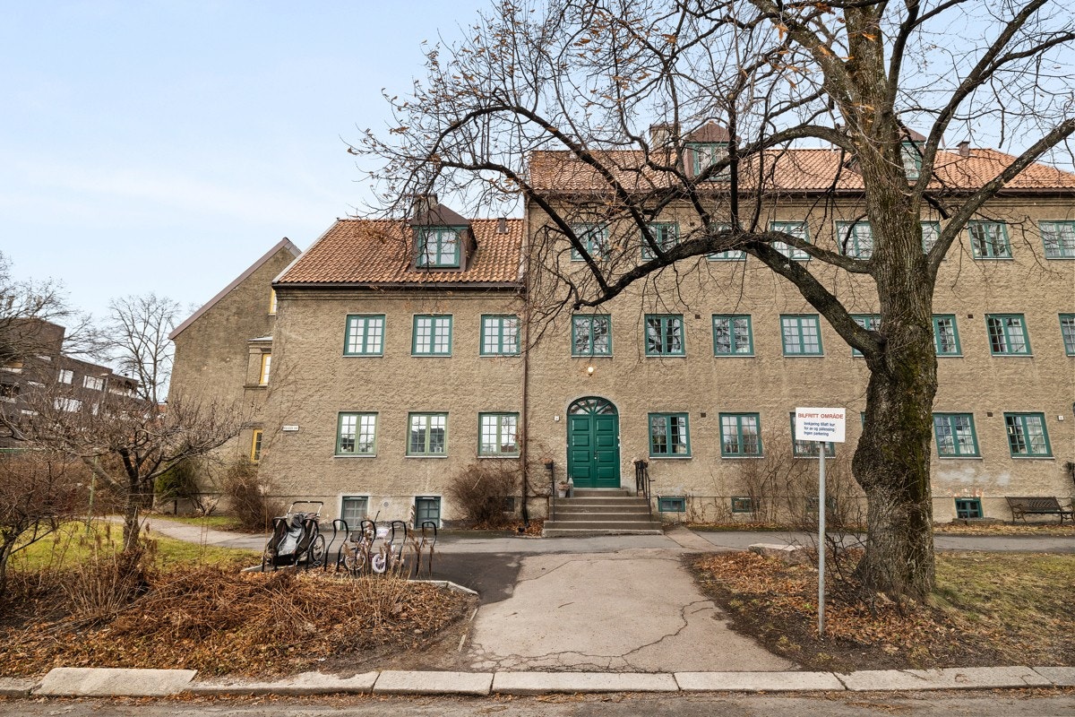 Foruten praktiske løsninger bemerkes det at leiligheten tilhører et meget veldrevet borettslag og har god intern beliggenhet i Lille Tøyen Hageby. Galleribilde