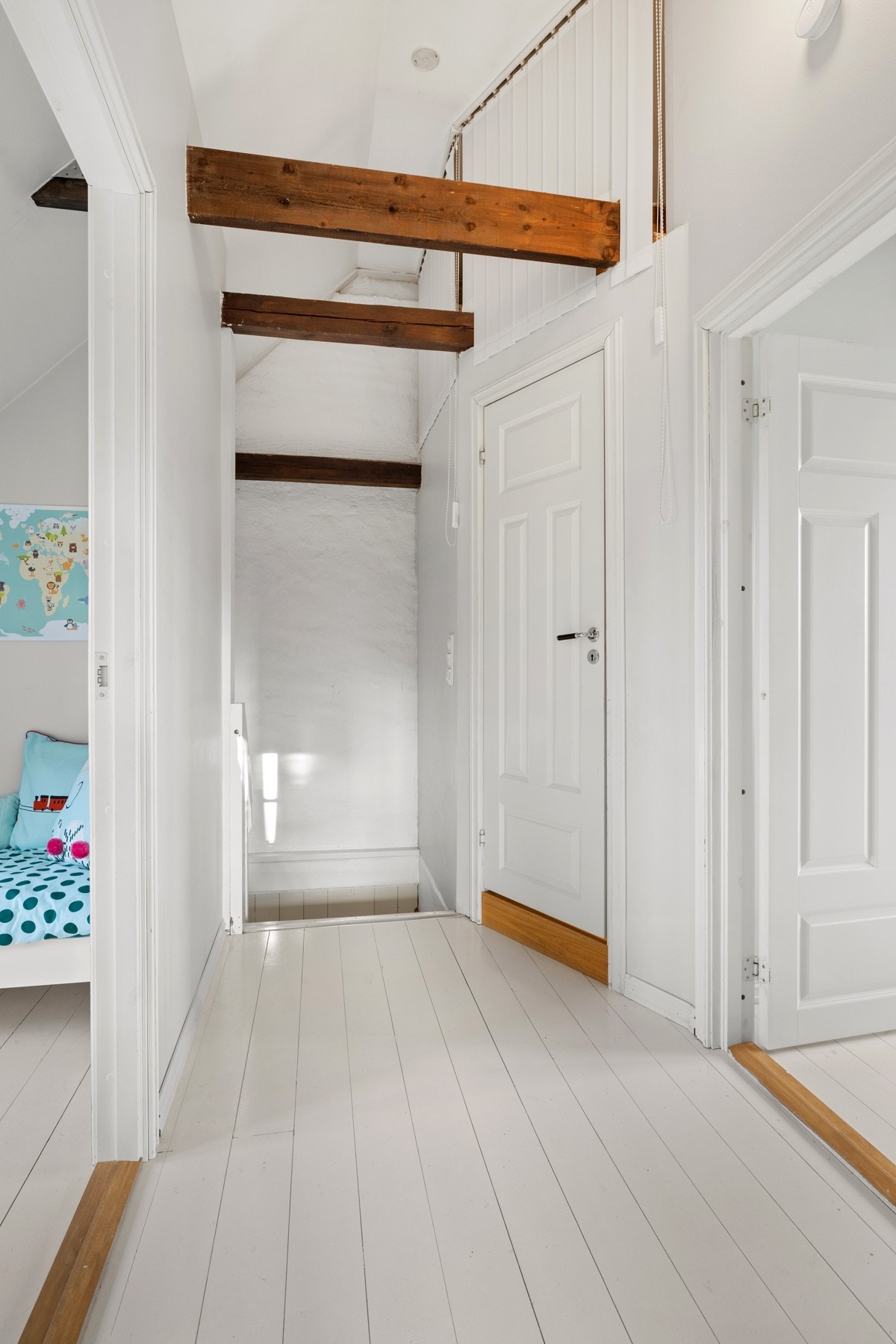 Velkommen til loftsetasjen. Praktisk mellomgang med adkomst til alle rom i etasjen. Galleribilde