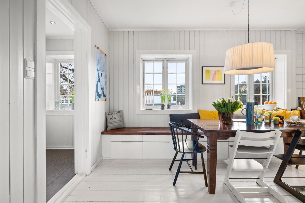 Kjøkkenet med spiseplass er dette husets hjerte - stedet å nyte mørke høstkvelder og kalde vinterdager. Galleribilde