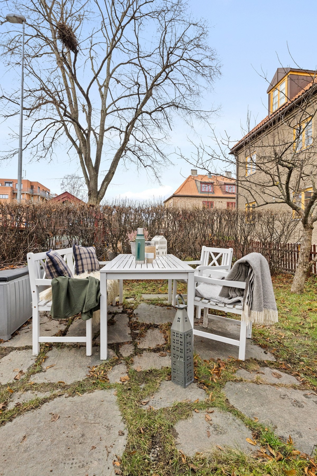 Hagen har plen, hekk og heller. Det er også mulig å etablere bod i hagen. I tillegg disponerer boligen en kjellerbod på 13m². Galleribilde