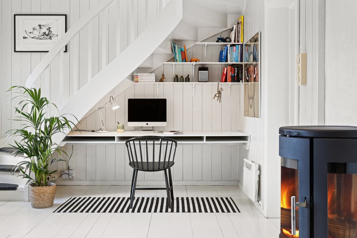 Under trapperommet er det etablert en plassbygget, praktisk kontorbenk. Galleribilde