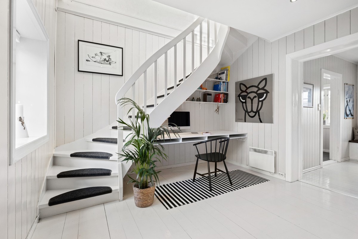 Fra stuen er det pent trapperom opp til loftsetasjen. Galleribilde