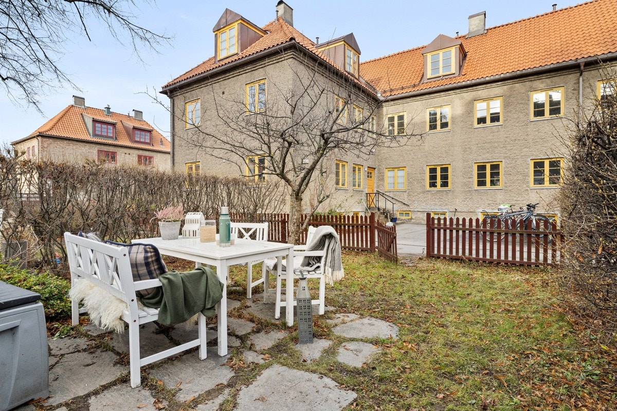 Pent opparbeidet hage på baksiden av huset som vender mot åpent friareal i borettslaget. Galleribilde