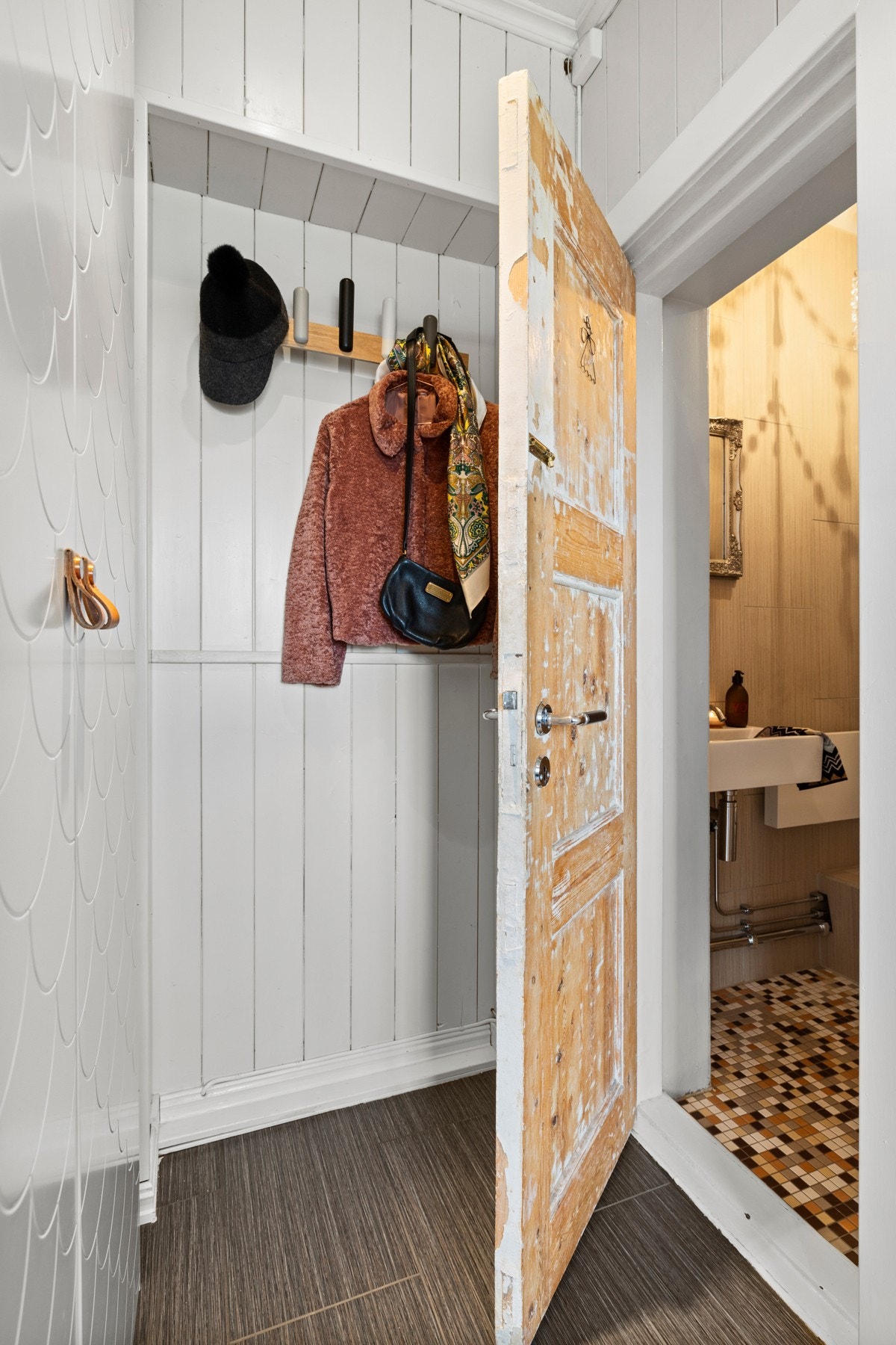 I tilknytning til entreen ligger et lekkert og praktisk gjestetoalett. Galleribilde